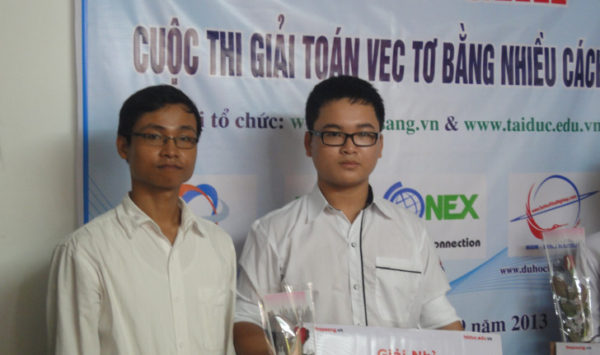 Ông Nguyễn Thế Phúc và bạn Nguyễn Việt Hoàng - người giành giải Nhì của cuộc thi