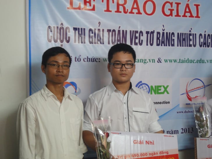 Ông Nguyễn Thế Phúc và bạn Nguyễn Việt Hoàng - người giành giải Nhì của cuộc thi